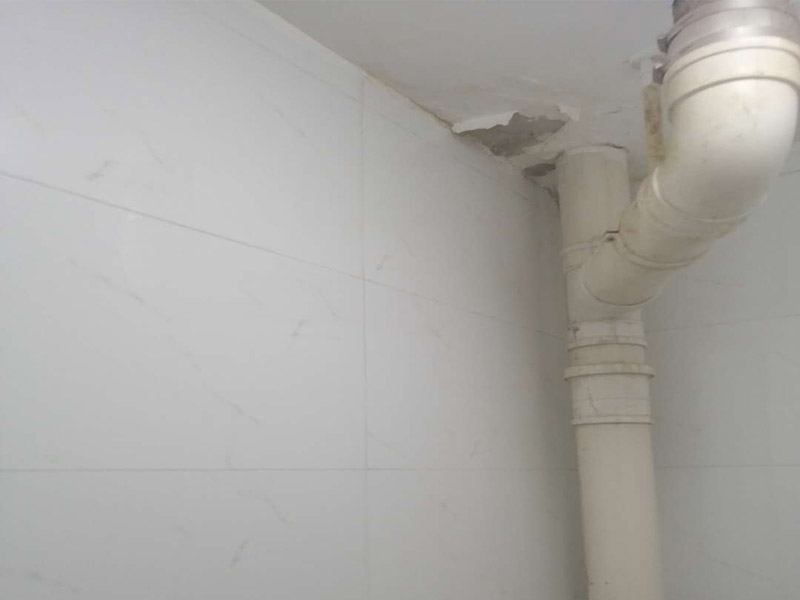 衛(wèi)生間漏水維修:1、清理：把衛(wèi)生間地上，墻面清潔潔凈，重點(diǎn)是水管根部與地磚結(jié)合處，地漏周邊，馬桶，潔具與地磚的結(jié)合處，四邊墻根，把塵垢用毛刷或鋼絲刷清理潔凈，曬干！這一步非常重要！ 2、添補(bǔ)：把地漏，水管，潔具，這些與地磚結(jié)合處，及四周墻根處，墻面地上較顯著的裂縫處，悉數(shù)用水泥砂漿，或許勾縫劑從頭批刮添補(bǔ)一下，要求要細(xì)心、完好、無(wú)遺失、批刮平整、密實(shí)！然后曬干！ 3、涂刷：把&ldquo;清泉衛(wèi)生間抗?jié)B補(bǔ)漏劑&rdquo;開蓋倒在衛(wèi)生間的地上上，用木板，或許刮板由中心向四周均勻刮開，至到刮滿整個(gè)衛(wèi)生間地上，要求吸收均勻，飽滿！ 4、擦干：等候半個(gè)小時(shí)到1個(gè)小時(shí)后把衛(wèi)生間地上殘留的多余的抗?jié)B補(bǔ)漏劑擦干就能夠了。 5、保養(yǎng)：在施工后12個(gè)小時(shí)內(nèi)不要有明水沖淋，浸泡，假如要做閉水實(shí)驗(yàn)盡量比及24小時(shí)今后，再做查驗(yàn)。