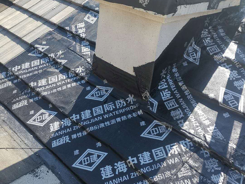 煙道漏水維修： 將煙道的兩個(gè)口（正常是四個(gè)方向開口）堵死后用防水涂料均勻涂刷好，如果還漏水的話，就從室內(nèi)使用高壓注漿機(jī)將專用水性防水涂料（此涂料與水膨脹、立馬見效）注入砼內(nèi)的毛細(xì)孔將其封死，效果相當(dāng)好。 需要根治的話，那就復(fù)雜了：需要把滲水部位周圍的保溫層砸開，將原防水層破壞后，再在原砼面層上重新做防水處理。