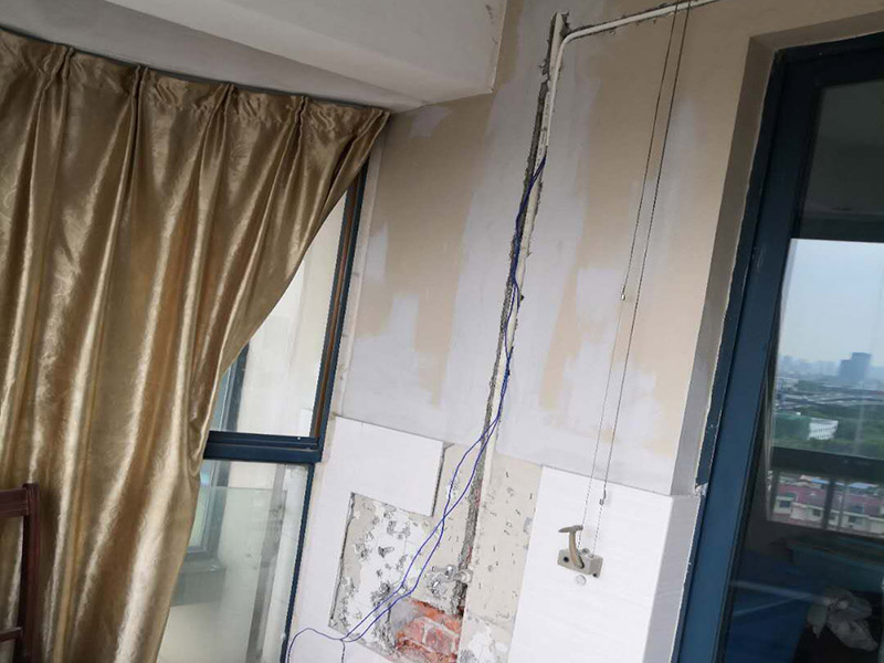 陽臺水電改造:開關插座的位置和水路接口的位置，水電定位需要根據(jù)用戶的需求來決定。配電箱控制了家中的用電，在安裝設計上需要考慮到日后使用方便以及隱蔽安全和外來主線直接相連等問題，注意電氣線路不可隱藏在建筑承重墻、柱內(nèi)。在插座和開關燈具燈設計上，需要考慮到室內(nèi)的可變性。不同的空間的使用情況是不一樣的，所以要減少部分使用者在使用過程中的再規(guī)劃設計的障礙，電器設備的移動對用電、用水的影響，同時要注意新埋線和換線的價格是不一樣的。