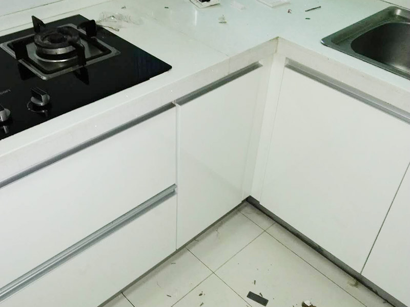 櫥柜門更換維修：首先要固定上軌道。軌道前飾面與柜櫥表面在同一平面，上導軌平放在預留位置。然后，將兩扇門放入導軌，使用水平或垂直尺測量門框的垂直度，調整上下導軌位置并固定。再次檢查門體是否與兩面平行，我們可以調整底輪，調整門體，達到邊框和兩邊的水平；最后將防跳裝置固定好。