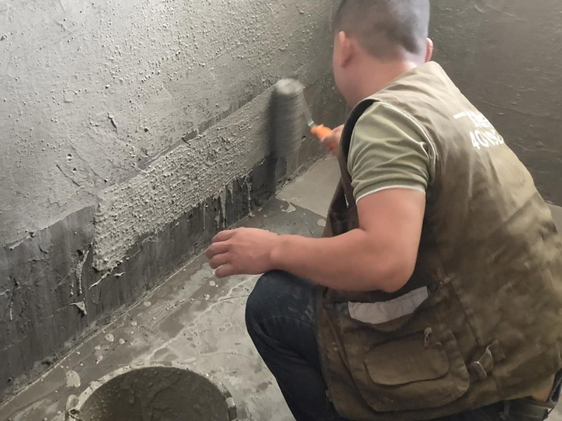 衛(wèi)生間防水工藝：1、基層處理：基層處理是衛(wèi)生間做防水的基礎(chǔ)工作，要找平地面，確保地面的平整干凈。如果地面有縫隙或者不平整的情況，后期可能會造成漏水等問題。 2、鋪貼涂料：鋪貼涂料時要做到用力均勻，不能漏刷、缺刷，避免脫落、開裂等，過于干燥的季節(jié)也不適宜做防水。涂刷的厚度小于1毫米比較好。 3、鋪保護層：做完防水涂層后一定要涂上表面防護涂料，對內(nèi)部材料起到保護的作用。鋪保護層與鋪防水涂料一樣要做到均勻、無裂痕、不脫落。 4、閉水試驗：閉水實驗是衛(wèi)生間做防水的最后一步，對防水施工進行檢查。在防水層徹底干透后，在衛(wèi)生間蓄水24小時以上，看是否有漏水等現(xiàn)象。