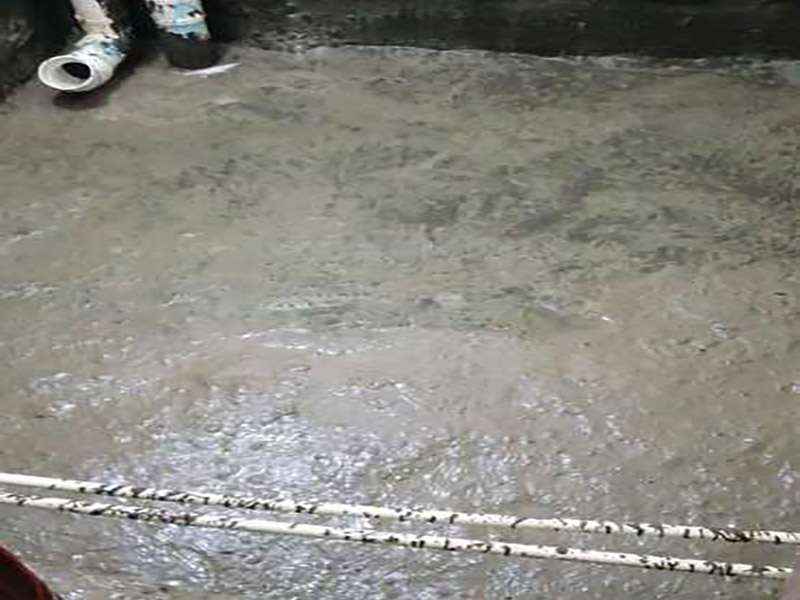 廁所防水重裝施工：使用毛刷、刮刀或鏟子等工具，將需重新做防水位置的基層清理干凈，原防水層凸起的顆粒和地上的浮灰垃圾都要清理干凈。做好基層準備工作后，先使用閃凝漿料將防水層封堵開槽管道縫，進行填實抹平。對墻角、陰陽角、管根、地漏等容易漏水的防水薄弱部位先進行仔細均勻涂刷，使用滾刷進行第一遍大面積涂刷防水涂料。