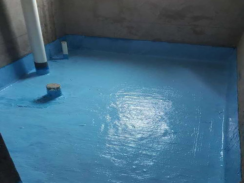 廁所防水重裝施工：使用毛刷、刮刀或鏟子等工具，將需重新做防水位置的基層清理干凈，原防水層凸起的顆粒和地上的浮灰垃圾都要清理干凈。做好基層準備工作后，先使用閃凝漿料將防水層封堵開槽管道縫，進行填實抹平。對墻角、陰陽角、管根、地漏等容易漏水的防水薄弱部位先進行仔細均勻涂刷，使用滾刷進行第一遍大面積涂刷防水涂料。