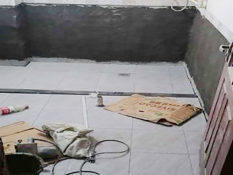 衛(wèi)生間貼磚裝修：先將所需材料準備好，然后將水泥與建筑膠混合拌勻，用鏟刀將其鏟到地面刮平再將瓷磚鋪上刀壓實，這樣按照這樣的方式自上而下或自左而右來進行貼磚即可。 衛(wèi)生間在進行貼瓷磚時，首先要注意的就是防水方面的問題。因此，必須要在鋪磚之前就把衛(wèi)生間墻面與地面的防水做好，這樣就能避免鋪磚之后出現(xiàn)滲水漏水的現(xiàn)象。 貼磚過程中不要為了防水就把瓷磚縫隙留的太小，這樣很容易導致瓷磚熱脹冷縮，最好將瓷磚擠壞，到時候再想貼瓷磚就非常困難了。 瓷磚在使用之前泡水是為了在鋪貼過程中，它的粘度會更加牢固，但要注意有些商家是允許剩余的瓷磚可以退款的，但是如果是泡水了的話，就不能退了，所以不要將所有的瓷磚都泡水。