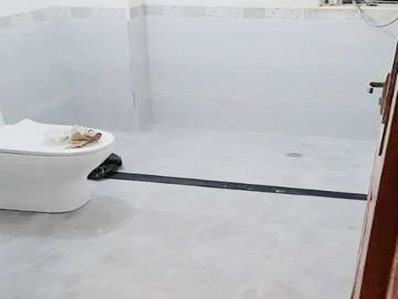 衛(wèi)生間貼磚裝修：先將所需材料準備好，然后將水泥與建筑膠混合拌勻，用鏟刀將其鏟到地面刮平再將瓷磚鋪上刀壓實，這樣按照這樣的方式自上而下或自左而右來進行貼磚即可。 衛(wèi)生間在進行貼瓷磚時，首先要注意的就是防水方面的問題。因此，必須要在鋪磚之前就把衛(wèi)生間墻面與地面的防水做好，這樣就能避免鋪磚之后出現(xiàn)滲水漏水的現(xiàn)象。 貼磚過程中不要為了防水就把瓷磚縫隙留的太小，這樣很容易導致瓷磚熱脹冷縮，最好將瓷磚擠壞，到時候再想貼瓷磚就非常困難了。 瓷磚在使用之前泡水是為了在鋪貼過程中，它的粘度會更加牢固，但要注意有些商家是允許剩余的瓷磚可以退款的，但是如果是泡水了的話，就不能退了，所以不要將所有的瓷磚都泡水。