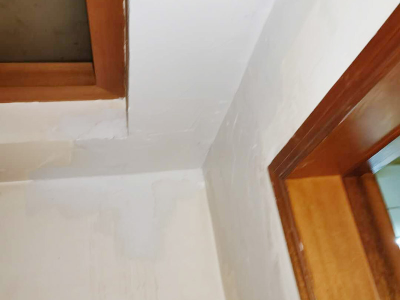 樓下水管漏水吊頂修補(bǔ)：先告知樓上的鄰居暫時(shí)不要用水，然后再來(lái)觀察水表的數(shù)據(jù)，如果水表一直在走，說(shuō)明進(jìn)水管漏水，需要及時(shí)更換新的水管。樓上的鄰居可以持續(xù)往地漏放水，時(shí)間可以持續(xù)兩個(gè)小時(shí)左右，然后觀察樓下漏水是否嚴(yán)重，嚴(yán)重說(shuō)明排水管漏水，及時(shí)更換新水管就OK。進(jìn)水管和排水管都沒(méi)有問(wèn)題，肯定是防水層漏水。先關(guān)掉水閥，再把水管里的水放干，然后進(jìn)行閉水試驗(yàn)。防水層漏水可以選擇敲掉瓷磚重做防水來(lái)彌補(bǔ)。