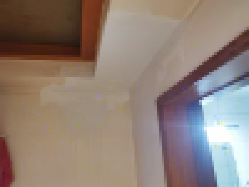 樓下水管漏水吊頂修補(bǔ)：先告知樓上的鄰居暫時(shí)不要用水，然后再來(lái)觀察水表的數(shù)據(jù)，如果水表一直在走，說(shuō)明進(jìn)水管漏水，需要及時(shí)更換新的水管。樓上的鄰居可以持續(xù)往地漏放水，時(shí)間可以持續(xù)兩個(gè)小時(shí)左右，然后觀察樓下漏水是否嚴(yán)重，嚴(yán)重說(shuō)明排水管漏水，及時(shí)更換新水管就OK。進(jìn)水管和排水管都沒(méi)有問(wèn)題，肯定是防水層漏水。先關(guān)掉水閥，再把水管里的水放干，然后進(jìn)行閉水試驗(yàn)。防水層漏水可以選擇敲掉瓷磚重做防水來(lái)彌補(bǔ)。