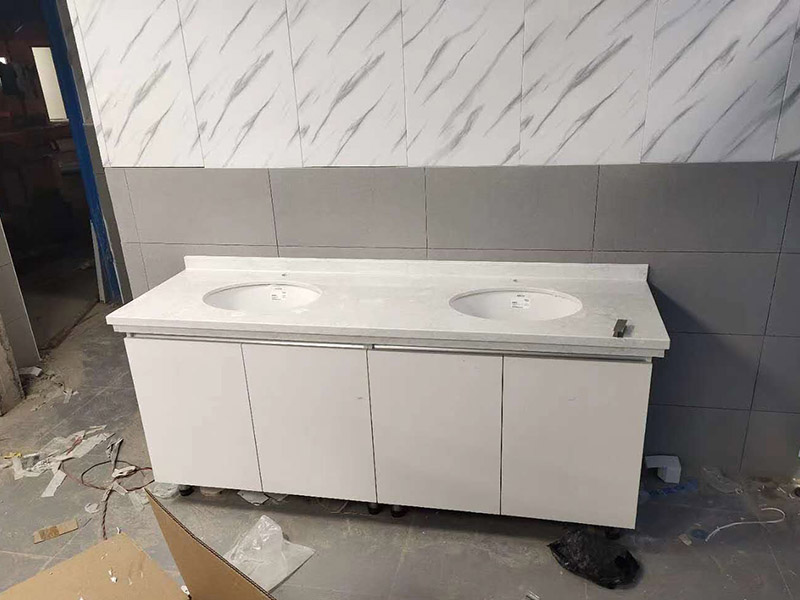 衛(wèi)生間馬桶臺盆安裝：首先要將臺盆安裝孔沿著切割線切割開后剪下，而且要和臺盆的尺寸進(jìn)行確認(rèn)，只有復(fù)核才能確保臺盆正好安裝進(jìn)這個槽里。并且將開孔圖復(fù)制在臺面上，用筆在要切割的臺面上面開好孔線。將臺面開孔開好之后，就可以將臺面安裝好了，之后將臺盆放入臺面的切割孔內(nèi)，校正一下位置，并且用筆在臺盆的外邊緣在臺面上標(biāo)記出輪廓。再取下臺盆，按照要求安裝好水孔頭等裝置。最后將玻璃膠打在臺盆的邊緣線和切割面之間的臺面上，將臺盆壓平，并且將擠壓出去的玻璃膠擦拭干凈。等到玻璃膠干了以后，再連接進(jìn)水管和排水管，將所有的東西都安裝到位之后，再開啟水龍頭檢查各個接口是不是滲漏。