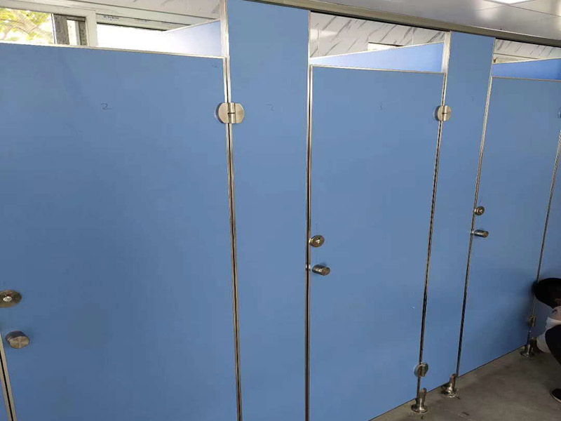 衛(wèi)生間馬桶臺盆安裝：首先要將臺盆安裝孔沿著切割線切割開后剪下，而且要和臺盆的尺寸進(jìn)行確認(rèn)，只有復(fù)核才能確保臺盆正好安裝進(jìn)這個槽里。并且將開孔圖復(fù)制在臺面上，用筆在要切割的臺面上面開好孔線。將臺面開孔開好之后，就可以將臺面安裝好了，之后將臺盆放入臺面的切割孔內(nèi)，校正一下位置，并且用筆在臺盆的外邊緣在臺面上標(biāo)記出輪廓。再取下臺盆，按照要求安裝好水孔頭等裝置。最后將玻璃膠打在臺盆的邊緣線和切割面之間的臺面上，將臺盆壓平，并且將擠壓出去的玻璃膠擦拭干凈。等到玻璃膠干了以后，再連接進(jìn)水管和排水管，將所有的東西都安裝到位之后，再開啟水龍頭檢查各個接口是不是滲漏。