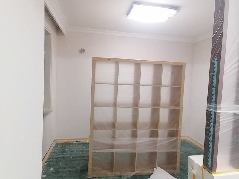 全屋墻面批刮膩?zhàn)樱汗文佔(zhàn)訉?duì)不同的墻體有著不同的要求，像比較常見的混凝土的墻面，會(huì)出現(xiàn)一些氣孔與鼓起的現(xiàn)象，所以就要先把墻面修平整掉，磨平凸起處，填補(bǔ)凹陷處。如果是預(yù)制混凝土的墻面，那么它的表面層就會(huì)有一些砂礫與疙瘩的現(xiàn)象，這個(gè)時(shí)候就需要專業(yè)的施工人員，使用用鋼絲刷把墻面整體的刷一遍。基層做好處理后，墻面還是會(huì)有一些凹陷的地方，這個(gè)時(shí)候就可以用石膏膩?zhàn)觼硌a(bǔ)平。將石膏膩?zhàn)訅簩?shí)凹陷處，橫抹豎起的地方再重新刮一遍，這樣來確保墻面的平整。