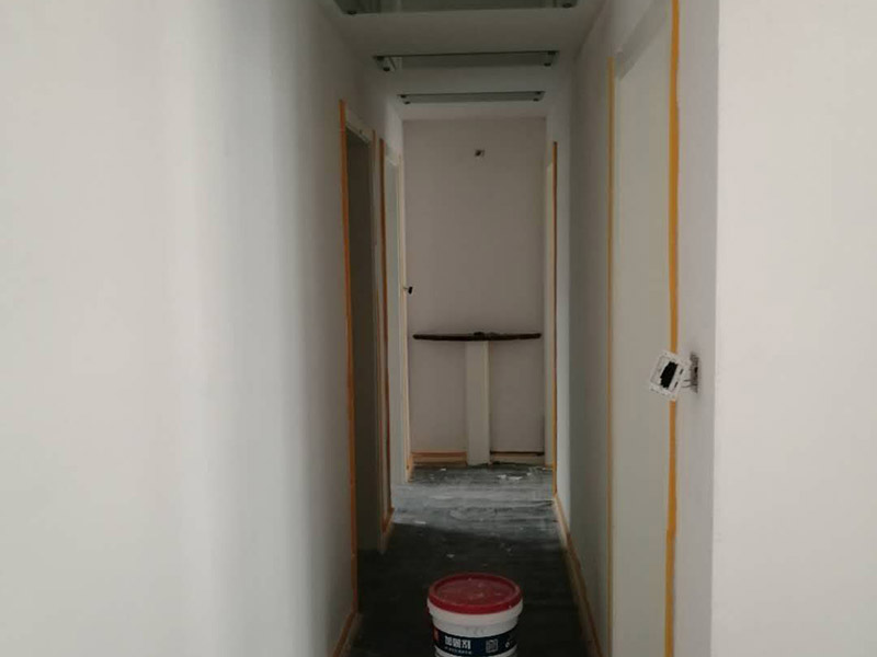 全屋墻面批刮膩?zhàn)樱汗文佔(zhàn)訉?duì)不同的墻體有著不同的要求，像比較常見的混凝土的墻面，會(huì)出現(xiàn)一些氣孔與鼓起的現(xiàn)象，所以就要先把墻面修平整掉，磨平凸起處，填補(bǔ)凹陷處。如果是預(yù)制混凝土的墻面，那么它的表面層就會(huì)有一些砂礫與疙瘩的現(xiàn)象，這個(gè)時(shí)候就需要專業(yè)的施工人員，使用用鋼絲刷把墻面整體的刷一遍?；鶎幼龊锰幚砗?，墻面還是會(huì)有一些凹陷的地方，這個(gè)時(shí)候就可以用石膏膩?zhàn)觼硌a(bǔ)平。將石膏膩?zhàn)訅簩?shí)凹陷處，橫抹豎起的地方再重新刮一遍，這樣來確保墻面的平整。