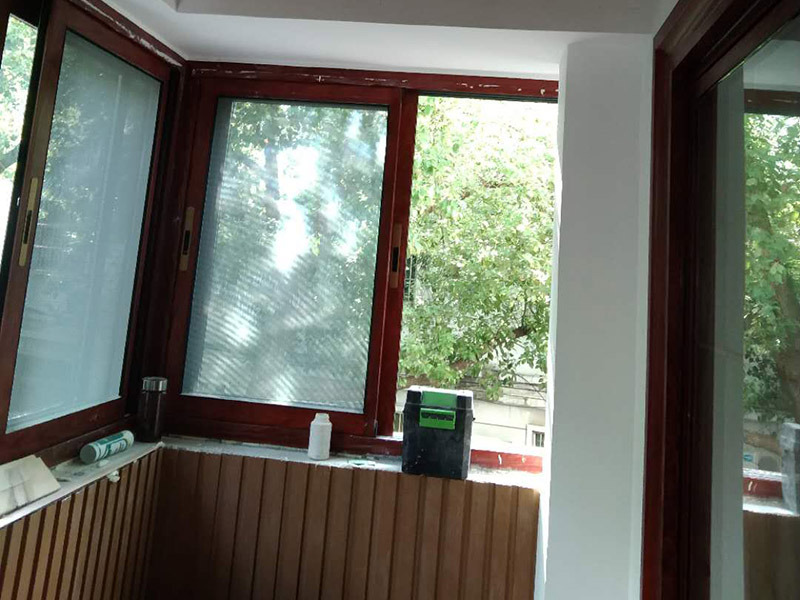 陽臺裝修施工:在家庭裝修的設(shè)計(jì)中，雙陽臺要分出主次，切忌&ldquo;一視同仁&rdquo;.與客廳、主臥相鄰的陽臺是主陽臺，功能以休閑為主。在裝飾材料的使用方面，也同客廳區(qū)別不大。較為常用的材料有強(qiáng)化木地板、地磚等，如果封閉做得好，還可以鋪地毯。墻面和頂部一般使用內(nèi)墻乳膠漆，品種和款式要與客廳、主臥相符。次陽臺一般與廚房相鄰，或與客廳、主臥外的房間相通。次陽臺的功用主要是儲物、晾衣等。因此，這個(gè)陽臺裝修時(shí)可以不封裝，地面要采用不怕水的防滑地磚，頂部和墻壁采用外墻涂料。為了方便儲物，次陽臺上可以安置幾個(gè)儲物柜，以便存放雜物。