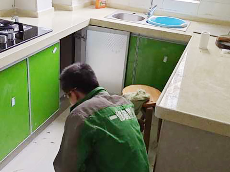 廚房局部改造：首先要固定上軌道。軌道前飾面與柜櫥表面在同一平面，上導(dǎo)軌平放在預(yù)留位置。然后，將兩扇門放入導(dǎo)軌，使用水平或垂直尺測量門框的垂直度，調(diào)整上下導(dǎo)軌位置并固定。再次檢查門體是否與兩面平行，我們可以調(diào)整底輪，調(diào)整門體，達到邊框和兩邊的水平；最后將防跳裝置固定好