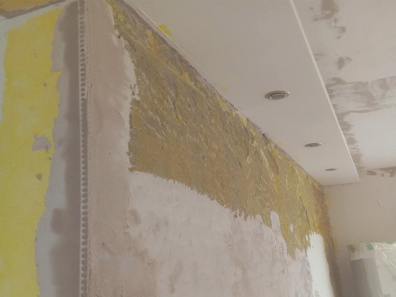 局部掛網(wǎng)刮膩?zhàn)樱?、先對墻面涂刷一遍界面劑；2、查看一下墻面有沒有裂縫的情況，如果有那么要利用白乳膠和牛皮紙，修復(fù)裂縫處；3，利用石膏對墻面不平整的地方進(jìn)行找平，保證墻面的平整誤差是在0.5公分以內(nèi)；4、將網(wǎng)格布按照從上到下、從左到右的順序平整的張貼在墻上；5、給墻面涂刷兩遍到三遍膩?zhàn)臃邸? width=