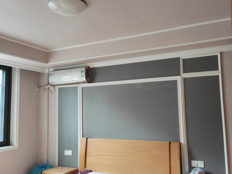 墻面乳膠漆粉刷造型：1、排刷是最省料，但比較費(fèi)時間，當(dāng)然慢工細(xì)活還是不錯的，墻面效果最后是平的。由于乳膠涂料干燥較快，每個刷涂面應(yīng)盡量一次完成，否則易產(chǎn)生接痕。手動刷時，必須從一個點(diǎn)開始，按順序開始，不要東油一下，西油一下，這樣容易漏刷或者出來的效果會不均勻，難看。當(dāng)手刷時，沾的油漆不要過多，剛好不會掉下來為好，否則容易刷墻出現(xiàn)&ldquo;落淚&rdquo;的現(xiàn)象。 2、棍刷進(jìn)行滾的作業(yè)，在效果各方面都是比較普通的，浪費(fèi)乳膠漆程度比較厲害，也不是效果最好，但是相對而言，這是性價(jià)比較高的施工方式。輥涂時，為避免輥?zhàn)雍圹E，搭接寬度為毛輥長度的1/4，一般輥涂兩遍，夏季其間隔應(yīng)2小時以上，冬季可能需要多點(diǎn)時間。 3、噴槍的效果會比較好，會出現(xiàn)墻面的顆粒狀，比較自然，速度快，省時，但是不太容易修補(bǔ)。噴涂時手握噴槍要平穩(wěn)，噴嘴距離墻面距離最好是30-50厘米，不能太近或過遠(yuǎn)。噴槍有規(guī)律地移動，橫、縱向呈S形涂墻面。一般每分鐘應(yīng)在400~600毫米間勻速運(yùn)動。要注意接茬部位顏色一致、厚薄均勻，且要防止漏噴、流淌。 4、批的效果最好，但最費(fèi)料。不過，批的話可以不要太好的涂料，普通的乳膠漆批出來的效果也很好。