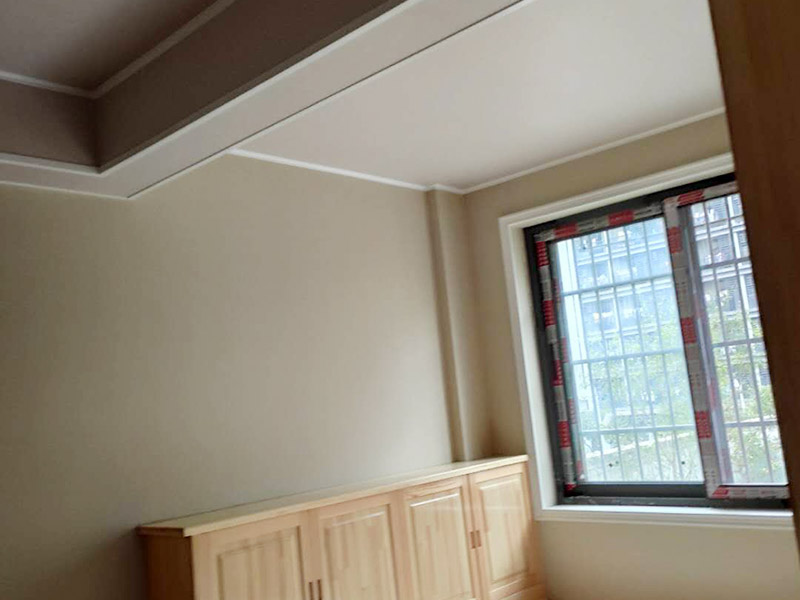 墻面乳膠漆粉刷造型：1、排刷是最省料，但比較費(fèi)時間，當(dāng)然慢工細(xì)活還是不錯的，墻面效果最后是平的。由于乳膠涂料干燥較快，每個刷涂面應(yīng)盡量一次完成，否則易產(chǎn)生接痕。手動刷時，必須從一個點(diǎn)開始，按順序開始，不要東油一下，西油一下，這樣容易漏刷或者出來的效果會不均勻，難看。當(dāng)手刷時，沾的油漆不要過多，剛好不會掉下來為好，否則容易刷墻出現(xiàn)&ldquo;落淚&rdquo;的現(xiàn)象。 2、棍刷進(jìn)行滾的作業(yè)，在效果各方面都是比較普通的，浪費(fèi)乳膠漆程度比較厲害，也不是效果最好，但是相對而言，這是性價(jià)比較高的施工方式。輥涂時，為避免輥?zhàn)雍圹E，搭接寬度為毛輥長度的1/4，一般輥涂兩遍，夏季其間隔應(yīng)2小時以上，冬季可能需要多點(diǎn)時間。 3、噴槍的效果會比較好，會出現(xiàn)墻面的顆粒狀，比較自然，速度快，省時，但是不太容易修補(bǔ)。噴涂時手握噴槍要平穩(wěn)，噴嘴距離墻面距離最好是30-50厘米，不能太近或過遠(yuǎn)。噴槍有規(guī)律地移動，橫、縱向呈S形涂墻面。一般每分鐘應(yīng)在400~600毫米間勻速運(yùn)動。要注意接茬部位顏色一致、厚薄均勻，且要防止漏噴、流淌。 4、批的效果最好，但最費(fèi)料。不過，批的話可以不要太好的涂料，普通的乳膠漆批出來的效果也很好。