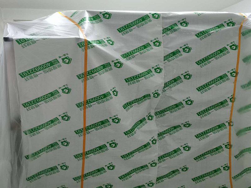 全屋成品保護(hù)：入戶門扇用公司統(tǒng)一的門貼進(jìn)行全面包裹保護(hù)，用透明膠帶將保護(hù)膜粘貼牢固平整。 用標(biāo)準(zhǔn)保護(hù)膜將門框三面保護(hù)完整并固定牢固。 工程完工后拆除保護(hù)膜時(shí)如果有粘貼時(shí)的膠痕，應(yīng)用酒精或?qū)Ｓ玫那逦蹌┣宄z痕。 潔具安裝后將其用原包裝紙箱進(jìn)行封閉或用闊達(dá)標(biāo)準(zhǔn)保護(hù)膜包裹嚴(yán)密。 花灑、龍頭等潔具五金用原產(chǎn)品配套的保護(hù)膜進(jìn)行包裹或用成品保護(hù)膜包裹嚴(yán)密。 木地板施工前，將地面用吸塵器清理干凈。 木地板施工后，用產(chǎn)品自帶的防潮墊或標(biāo)準(zhǔn)保護(hù)在通道鋪貼進(jìn)行保護(hù)。