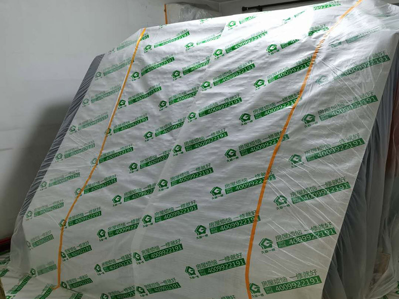 全屋成品保護(hù)：入戶門扇用公司統(tǒng)一的門貼進(jìn)行全面包裹保護(hù)，用透明膠帶將保護(hù)膜粘貼牢固平整。 用標(biāo)準(zhǔn)保護(hù)膜將門框三面保護(hù)完整并固定牢固。 工程完工后拆除保護(hù)膜時(shí)如果有粘貼時(shí)的膠痕，應(yīng)用酒精或?qū)Ｓ玫那逦蹌┣宄z痕。 潔具安裝后將其用原包裝紙箱進(jìn)行封閉或用闊達(dá)標(biāo)準(zhǔn)保護(hù)膜包裹嚴(yán)密。 花灑、龍頭等潔具五金用原產(chǎn)品配套的保護(hù)膜進(jìn)行包裹或用成品保護(hù)膜包裹嚴(yán)密。 木地板施工前，將地面用吸塵器清理干凈。 木地板施工后，用產(chǎn)品自帶的防潮墊或標(biāo)準(zhǔn)保護(hù)在通道鋪貼進(jìn)行保護(hù)。