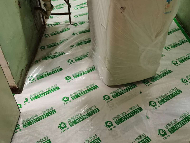 全屋成品保護(hù)：入戶門扇用公司統(tǒng)一的門貼進(jìn)行全面包裹保護(hù)，用透明膠帶將保護(hù)膜粘貼牢固平整。 用標(biāo)準(zhǔn)保護(hù)膜將門框三面保護(hù)完整并固定牢固。 工程完工后拆除保護(hù)膜時(shí)如果有粘貼時(shí)的膠痕，應(yīng)用酒精或?qū)Ｓ玫那逦蹌┣宄z痕。 潔具安裝后將其用原包裝紙箱進(jìn)行封閉或用闊達(dá)標(biāo)準(zhǔn)保護(hù)膜包裹嚴(yán)密。 花灑、龍頭等潔具五金用原產(chǎn)品配套的保護(hù)膜進(jìn)行包裹或用成品保護(hù)膜包裹嚴(yán)密。 木地板施工前，將地面用吸塵器清理干凈。 木地板施工后，用產(chǎn)品自帶的防潮墊或標(biāo)準(zhǔn)保護(hù)在通道鋪貼進(jìn)行保護(hù)。