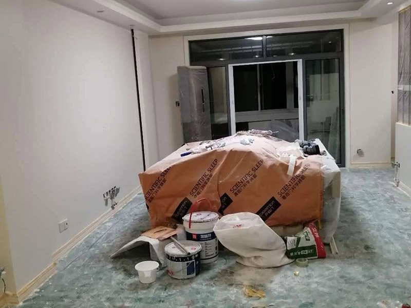 墻面乳膠漆粉刷：首先，我們先開始刷底漆，讓其起到一個改善墻面表層屬性以增強墻面吸附力的作用，之后在上漆效果會更好; 在施工時，如果你覺得墻面還是不夠細膩，仍然有一些小顆粒的話，你可以用600#的水砂輕微的清理一下墻面; 第一遍油漆刷完之后，隔2-4小時再刷一次，之后也是這樣循環(huán)。有的小伙伴會說，時間概念不強，那可以用手指去壓一下，沒有粘稠感的話，就可以再次上漆了。