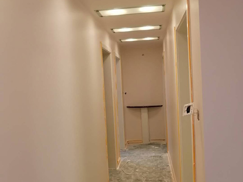 墻面乳膠漆粉刷：首先，我們先開始刷底漆，讓其起到一個改善墻面表層屬性以增強墻面吸附力的作用，之后在上漆效果會更好; 在施工時，如果你覺得墻面還是不夠細膩，仍然有一些小顆粒的話，你可以用600#的水砂輕微的清理一下墻面; 第一遍油漆刷完之后，隔2-4小時再刷一次，之后也是這樣循環(huán)。有的小伙伴會說，時間概念不強，那可以用手指去壓一下，沒有粘稠感的話，就可以再次上漆了。