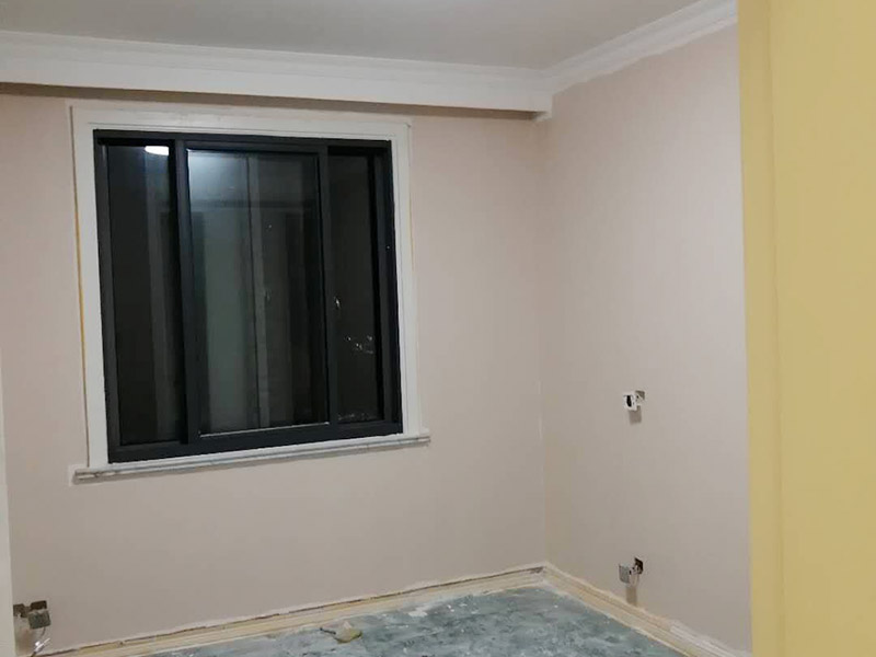 墻面乳膠漆粉刷：首先，我們先開始刷底漆，讓其起到一個改善墻面表層屬性以增強墻面吸附力的作用，之后在上漆效果會更好; 在施工時，如果你覺得墻面還是不夠細膩，仍然有一些小顆粒的話，你可以用600#的水砂輕微的清理一下墻面; 第一遍油漆刷完之后，隔2-4小時再刷一次，之后也是這樣循環(huán)。有的小伙伴會說，時間概念不強，那可以用手指去壓一下，沒有粘稠感的話，就可以再次上漆了。