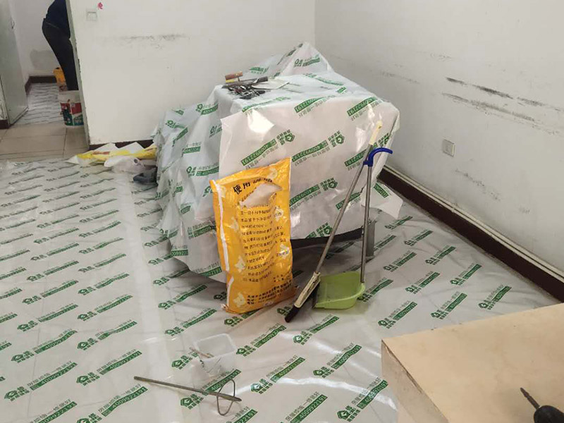 地板家具成品保護(hù)：各類裝修物料的進(jìn)場、建筑裝修垃圾的清理都必須經(jīng)過入戶門。在對(duì)物品進(jìn)行搬運(yùn)時(shí)，難免會(huì)與入戶門發(fā)生磕碰及摩擦。水電改造是基礎(chǔ)裝修，水電裝修的質(zhì)量好壞，直接決定著后期的施工和使用。因此，在進(jìn)行水電改造時(shí)，同樣需要做好成品保護(hù)工作。水電改造完成后，應(yīng)當(dāng)對(duì)各種管線進(jìn)行規(guī)范的固定，以防脫落;對(duì)裸露的線頭要進(jìn)行包裹，以防發(fā)生觸電的危險(xiǎn);做好地面裸線管的固定和保護(hù)，防止被踩壞。同時(shí)，在搬運(yùn)物料時(shí)，也不要破壞地面鋪設(shè)的管線。進(jìn)行裝修施工時(shí)，磁環(huán)邊鋪邊勾縫，在崗鋪設(shè)的瓷磚、地板上堆放雜物、走動(dòng)踩踏，地板沒有使用成品保護(hù)膜覆蓋等都會(huì)影響瓷磚及地板的鋪貼效果，使瓷磚出現(xiàn)施工質(zhì)量問題。