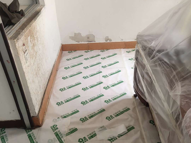 地板家具成品保護(hù)：各類裝修物料的進(jìn)場、建筑裝修垃圾的清理都必須經(jīng)過入戶門。在對(duì)物品進(jìn)行搬運(yùn)時(shí)，難免會(huì)與入戶門發(fā)生磕碰及摩擦。水電改造是基礎(chǔ)裝修，水電裝修的質(zhì)量好壞，直接決定著后期的施工和使用。因此，在進(jìn)行水電改造時(shí)，同樣需要做好成品保護(hù)工作。水電改造完成后，應(yīng)當(dāng)對(duì)各種管線進(jìn)行規(guī)范的固定，以防脫落;對(duì)裸露的線頭要進(jìn)行包裹，以防發(fā)生觸電的危險(xiǎn);做好地面裸線管的固定和保護(hù)，防止被踩壞。同時(shí)，在搬運(yùn)物料時(shí)，也不要破壞地面鋪設(shè)的管線。進(jìn)行裝修施工時(shí)，磁環(huán)邊鋪邊勾縫，在崗鋪設(shè)的瓷磚、地板上堆放雜物、走動(dòng)踩踏，地板沒有使用成品保護(hù)膜覆蓋等都會(huì)影響瓷磚及地板的鋪貼效果，使瓷磚出現(xiàn)施工質(zhì)量問題。