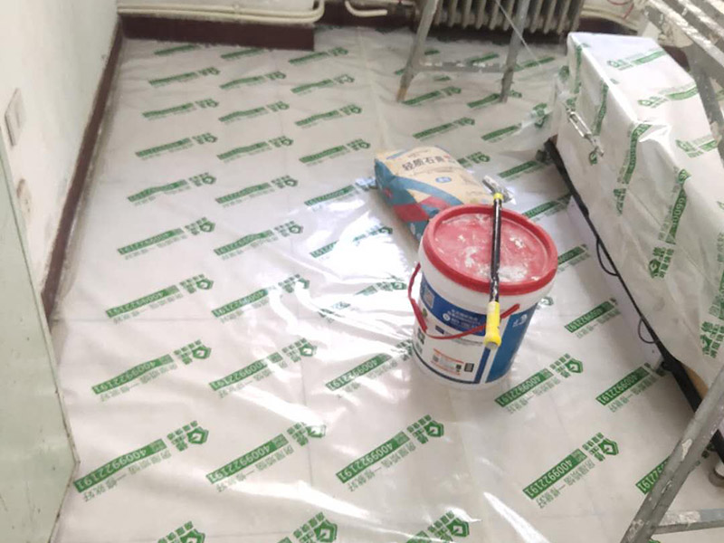 地板家具成品保護(hù)：各類裝修物料的進(jìn)場、建筑裝修垃圾的清理都必須經(jīng)過入戶門。在對(duì)物品進(jìn)行搬運(yùn)時(shí)，難免會(huì)與入戶門發(fā)生磕碰及摩擦。水電改造是基礎(chǔ)裝修，水電裝修的質(zhì)量好壞，直接決定著后期的施工和使用。因此，在進(jìn)行水電改造時(shí)，同樣需要做好成品保護(hù)工作。水電改造完成后，應(yīng)當(dāng)對(duì)各種管線進(jìn)行規(guī)范的固定，以防脫落;對(duì)裸露的線頭要進(jìn)行包裹，以防發(fā)生觸電的危險(xiǎn);做好地面裸線管的固定和保護(hù)，防止被踩壞。同時(shí)，在搬運(yùn)物料時(shí)，也不要破壞地面鋪設(shè)的管線。進(jìn)行裝修施工時(shí)，磁環(huán)邊鋪邊勾縫，在崗鋪設(shè)的瓷磚、地板上堆放雜物、走動(dòng)踩踏，地板沒有使用成品保護(hù)膜覆蓋等都會(huì)影響瓷磚及地板的鋪貼效果，使瓷磚出現(xiàn)施工質(zhì)量問題。