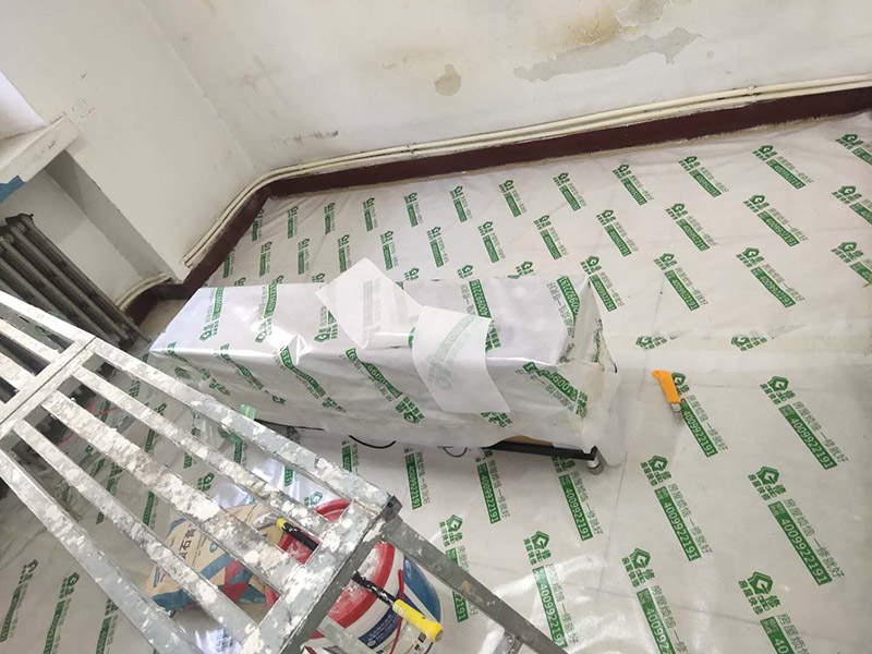 地板家具成品保護(hù)：各類裝修物料的進(jìn)場、建筑裝修垃圾的清理都必須經(jīng)過入戶門。在對(duì)物品進(jìn)行搬運(yùn)時(shí)，難免會(huì)與入戶門發(fā)生磕碰及摩擦。水電改造是基礎(chǔ)裝修，水電裝修的質(zhì)量好壞，直接決定著后期的施工和使用。因此，在進(jìn)行水電改造時(shí)，同樣需要做好成品保護(hù)工作。水電改造完成后，應(yīng)當(dāng)對(duì)各種管線進(jìn)行規(guī)范的固定，以防脫落;對(duì)裸露的線頭要進(jìn)行包裹，以防發(fā)生觸電的危險(xiǎn);做好地面裸線管的固定和保護(hù)，防止被踩壞。同時(shí)，在搬運(yùn)物料時(shí)，也不要破壞地面鋪設(shè)的管線。進(jìn)行裝修施工時(shí)，磁環(huán)邊鋪邊勾縫，在崗鋪設(shè)的瓷磚、地板上堆放雜物、走動(dòng)踩踏，地板沒有使用成品保護(hù)膜覆蓋等都會(huì)影響瓷磚及地板的鋪貼效果，使瓷磚出現(xiàn)施工質(zhì)量問題。