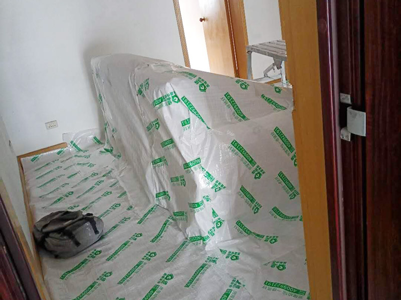 客廳頂部鏟除重做:1.把屋面的涂料層連帶基層一起鏟掉，2.刮底層石膏找平3.刮墻面膩?zhàn)釉僬移?.用砂紙把屋面打麼平整 5，刷抗堿底漆 6，刷面漆找專業(yè)的油漆工讓他幫助你完成此項(xiàng)作業(yè) 頂部清理、涂刷白乳膠、刮粉刷石膏3遍、刮膩?zhàn)?遍、砂紙打磨、刷乳膠漆2遍。