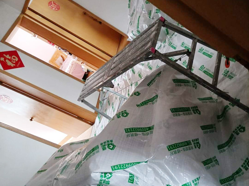 客廳頂部鏟除重做:1.把屋面的涂料層連帶基層一起鏟掉，2.刮底層石膏找平3.刮墻面膩?zhàn)釉僬移?.用砂紙把屋面打麼平整 5，刷抗堿底漆 6，刷面漆找專業(yè)的油漆工讓他幫助你完成此項(xiàng)作業(yè) 頂部清理、涂刷白乳膠、刮粉刷石膏3遍、刮膩?zhàn)?遍、砂紙打磨、刷乳膠漆2遍。