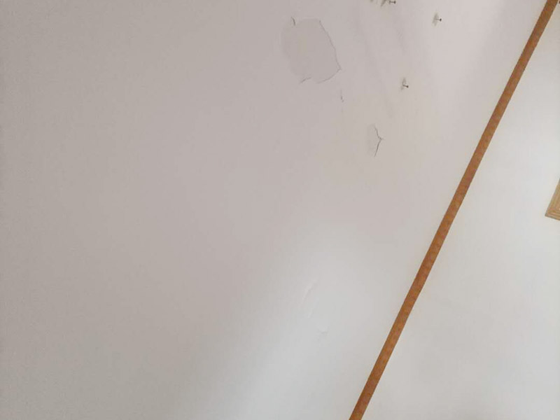 客廳頂部鏟除重做:1.把屋面的涂料層連帶基層一起鏟掉，2.刮底層石膏找平3.刮墻面膩?zhàn)釉僬移?.用砂紙把屋面打麼平整 5，刷抗堿底漆 6，刷面漆找專業(yè)的油漆工讓他幫助你完成此項(xiàng)作業(yè) 頂部清理、涂刷白乳膠、刮粉刷石膏3遍、刮膩?zhàn)?遍、砂紙打磨、刷乳膠漆2遍。