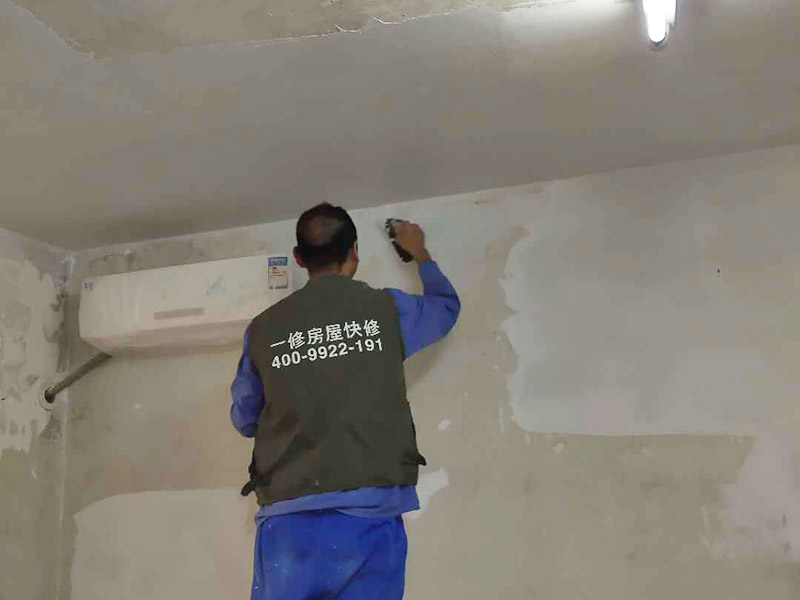 墻面刮膩?zhàn)铀⑵幔涸谶M(jìn)行刮膩?zhàn)铀Φ臅r(shí)候，首先需要將空間中的物品進(jìn)行搬移，如果物品不方便搬運(yùn)的話，則需要使用專(zhuān)門(mén)的保護(hù)膜進(jìn)行覆蓋，以免施工造成油漆滴落到物品上，地面則需要報(bào)紙或硬紙殼來(lái)進(jìn)行遮擋。 需要對(duì)施工區(qū)域進(jìn)行基層處理，將墻面脫落或是翹起的地方進(jìn)行逐步清理，并使用水泥砂漿來(lái)進(jìn)行填補(bǔ)，如果出現(xiàn)大面積的問(wèn)題，建議墻皮全部鏟除干凈。有裂縫的地方，可以直接在上面鋪貼網(wǎng)格布，進(jìn)行防裂處理，以免日后再次開(kāi)裂?；鶎忧謇砀蓛艉螅瑒t需要進(jìn)行界面劑的涂刷工作，這是為了增加膩?zhàn)雍突鶎拥恼辰Y(jié)效果，一定要刷均勻仔細(xì)，不放過(guò)邊角。 刮膩?zhàn)邮菫榱俗寜γ娓铀焦饣绻?gòu)買(mǎi)的是成品的膩?zhàn)?，直接加入清水?dāng)嚢杈涂梢允褂昧恕Ｐ枰⒁獾氖悄佔(zhàn)拥耐抗螒?yīng)均勻，保持薄厚一致，不平整的地方可以多刮幾遍，讓區(qū)域平整。膩?zhàn)油抗魏煤?，還需要使用砂紙來(lái)進(jìn)行打磨，應(yīng)用燈光照射來(lái)進(jìn)行打磨，這樣方便查看施工區(qū)域的平整度。