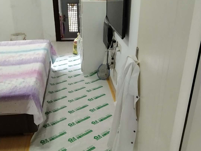 墻面修補維修：墻面漆層裂縫是比較常見的，它是由于墻面漆的漆層產生開裂而導致的，一般表現為墻面裂紋。這種裂紋會出現的主要原因就是選擇涂刷的墻面漆產品質量不行，或者制啊涂刷過程中施工不當造成的。 這種裂紋如果只是表面漆膜產生龜裂的話，那可以用細砂紙將裂紋打磨干凈來做修補，然后再選擇與原墻顏色相同漆，重新進行涂刷。