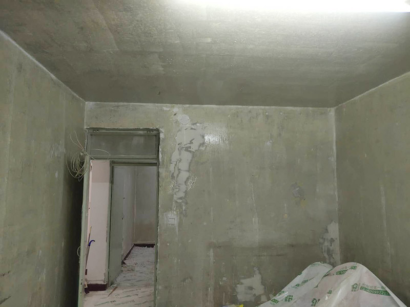 全屋墻面鏟除翻新：首先用水將墻面浸濕，這樣在鏟除墻面時比較省力，墻面必須要鏟到露出水泥砂漿面。然后是涂刷界面劑，一定要全部都刷到而且要均勻。墻面的裂縫通常都是用牛皮紙帶及白乳膠來貼住，但不能保證它能百分百不再開裂。 如果墻面凹凸不平，那么就需要用石膏來找平，誤差最好不要超過0.5公分。非承重墻一般都是需要貼布的，所以最好選擇質(zhì)地好的墻布和白乳膠，有條件的話可以使用網(wǎng)格布，對于防裂效果會更好。 墻面在刷底漆時，一定要把每個地方都刷到并且要均勻。刷底漆要使用質(zhì)地好滾筒，以免影響到底漆涂刷的效果。在膩子打磨之后，墻面都會留下一些比較難看的坑眼，特別是在刷漆后非常明顯，所以需要找補。在找補時一定要打磨平整，為了避免出現(xiàn)色差坑眼在底漆里多加一點水再涂刷。