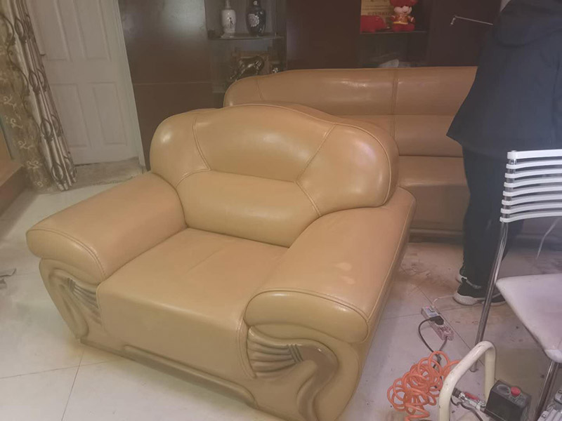 真皮沙發(fā)修補(bǔ)：1.清潔：清潔皮面，目的是去污、除蠟油，不傷皮，更好的為補(bǔ)色修補(bǔ)做改善。 2.去膜：用好威去膜劑去除皮革表面涂層（油層），以提升后續(xù)翻新改色劑的牢固度。 3.真皮修復(fù)破口：先找一塊大于破洞的皮塊，將破洞修剪整齊，用砂紙將破洞邊緣的反面小心打磨慢坡，以便粘皮時(shí)使之不明顯。磨好后，在破洞邊緣反面及皮塊正皮抹皮衣膠水，將皮塊粘在破洞里面粘好，然后將上面殘膠擦去便可。 4.補(bǔ)傷：將補(bǔ)傷膏均勻的涂抹在修補(bǔ)好的破洞表面，然后用細(xì)砂紙打磨光滑，按照填充-打磨-填充-打磨的順序把破損表面填補(bǔ)，恢復(fù)真皮沙發(fā)表面光滑平整。 5.修復(fù)皮紋：用熱風(fēng)槍調(diào)溫150&deg;把該模具有紋路的一面加溫，當(dāng)模具膨脹的時(shí)候，快速把模具壓到皮革破洞修補(bǔ)的地方，為了防止?fàn)C手，用事先疊好的毛巾放在磨具上面，用手用力壓合30秒左右，然后揭開模具，紋路就會(huì)顯露出來。 6.上色：將光面皮革自噴漆搖動(dòng)讓液體充分混合均勻，然后距皮面15-20CM處，均勻地在補(bǔ)傷處噴涂，未噴到的地方可再次補(bǔ)涂。