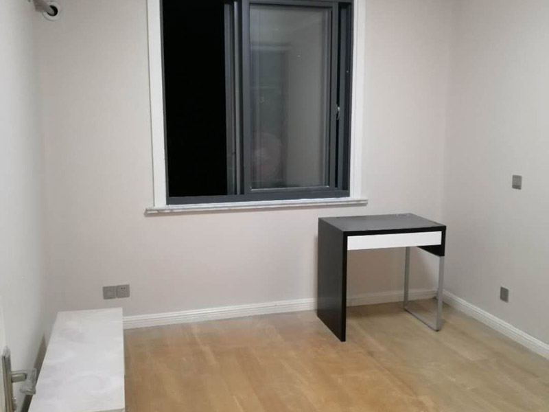 乳膠漆翻新裝修：1、使用吸塵器進(jìn)行除塵工序，利用吸塵器的毛刷充分摩擦被清潔表面，去除灰塵。 2、對(duì)于局部污染或是有油漬的地方，需要使用聚氨酯稀釋劑來清洗。 3、局部有霉藻的部位，需要使用防霉溶液清洗，晾干或噴濕后鏟除。 4、對(duì)于已經(jīng)剝落或是破損的地方，先將破損部位松動(dòng)的部分打磨掉，清理干凈，再使用柔性膩?zhàn)舆M(jìn)行修補(bǔ)。待表面修補(bǔ)平整后，再涂裝底漆。5、先將破損、松動(dòng)的部分清理干凈，使用柔性膩?zhàn)舆M(jìn)行修補(bǔ)，表面修補(bǔ)平整后涂裝805膠水。 6、在涂刷膠水的基層上滿刮膩?zhàn)痈唷?7、涂刷底漆，要均勻涂刷一遍，要求無露底、流墜現(xiàn)象。 8、 涂刷面漆， 均勻涂刷兩遍，待靠前遍干燥后涂刷第二遍，要求無露底、流墜。