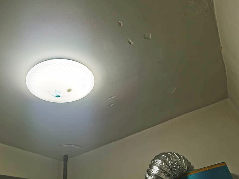 天花板墻面修補(bǔ)：如大面積出現(xiàn)裂縫的話，將du開裂處墻面基底鑿成&ldquo;U&rdquo;型狀，&ldquo;U&rdquo;型槽間距大于20CM以上，并對(duì)鑿好的基底進(jìn)行鑿毛處理，再掛鋼絲網(wǎng)。然后造在采用帶有彈性的裝飾材料對(duì)裂縫處涂刷，彌補(bǔ)墻壁裂縫問(wèn)題。 把開裂的漆膜部分鏟掉，用彈性膩?zhàn)影蚜芽p填平； 使用彈性墻面漆進(jìn)行施工，對(duì)于吸水性過(guò)強(qiáng)的基層需用底漆進(jìn)行處理；避免在溫度較高及濕度太低的情況下施工； 涂刷時(shí)漆膜不能太厚。噴涂時(shí)注意避免霧化過(guò)度。