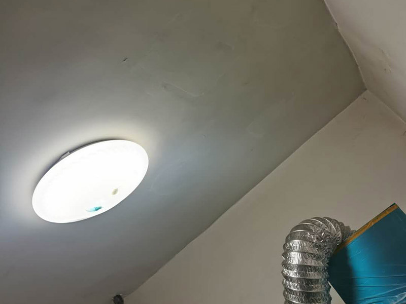 天花板墻面修補(bǔ)：如大面積出現(xiàn)裂縫的話，將du開裂處墻面基底鑿成&ldquo;U&rdquo;型狀，&ldquo;U&rdquo;型槽間距大于20CM以上，并對(duì)鑿好的基底進(jìn)行鑿毛處理，再掛鋼絲網(wǎng)。然后造在采用帶有彈性的裝飾材料對(duì)裂縫處涂刷，彌補(bǔ)墻壁裂縫問(wèn)題。 把開裂的漆膜部分鏟掉，用彈性膩?zhàn)影蚜芽p填平； 使用彈性墻面漆進(jìn)行施工，對(duì)于吸水性過(guò)強(qiáng)的基層需用底漆進(jìn)行處理；避免在溫度較高及濕度太低的情況下施工； 涂刷時(shí)漆膜不能太厚。噴涂時(shí)注意避免霧化過(guò)度。