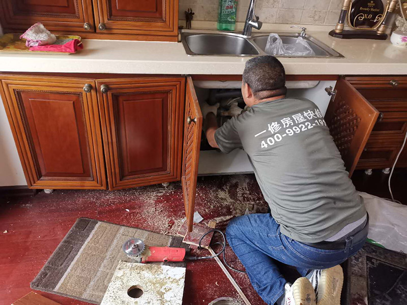 廚房水管漏水維修:如果是PVC的水管的話，就可以去買一根PVC的水管來(lái)自己接，先把壞了的那根管子割斷，把接口先套進(jìn)管子的一端，使另外的一端的割斷位置正好與接口的另外的一個(gè)口子齊平，使它剛好能夠弄直，然后把直接往這一端送，使兩端都有一定的交叉接著距離(長(zhǎng)度)然后把它拆卸下來(lái)，用PVC膠水涂抹在直接的兩端內(nèi)側(cè)與兩個(gè)下水管的外側(cè)。