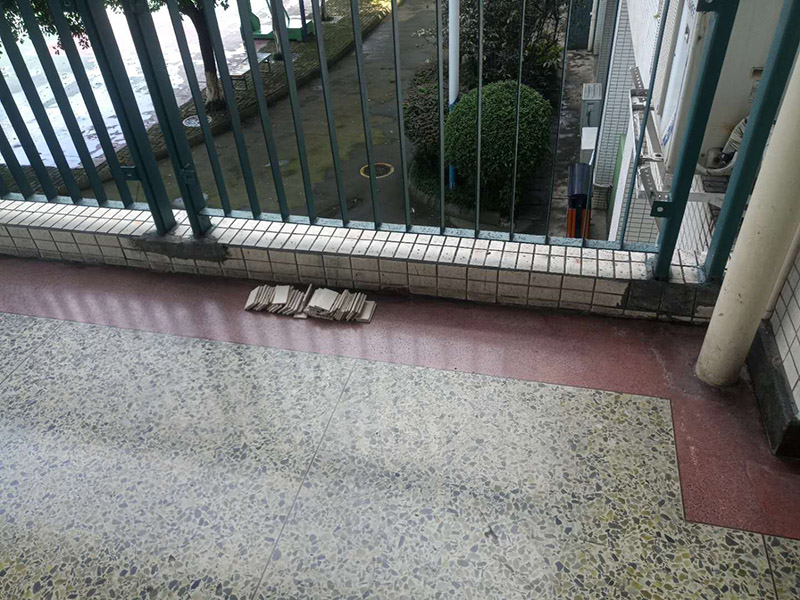 欄桿地磚修補(bǔ)維修：沿瓷磚四周邊緣清除嵌縫白水泥，小心地用小鑿子把破損的瓷磚清理干凈。又不想將四周瓷磚都換下，則可用裁玻璃的刀刻畫瓷磚的中間，將中間那部分瓷磚先鑿下來(lái)，然后用較鋒利的鋼鑿慢慢地將四周邊緣的碎瓷塊修理干凈。 2、瓷磚剝落后，底部的水泥砂漿將用鋼鑿子鑿開，而力不能太重，否則其他完好的瓦片就會(huì)破碎。除塵后，將水應(yīng)用于濕表面。 3、瓷磚瓷磚應(yīng)先浸濕，在瓷磚背面吹一層107膠泥后，，然后用力按壓，并檢查新貼的瓷磚是否與所有圓形瓷磚齊平。 4、新瓷磚的接縫應(yīng)該用白色的水泥漿糊填充，并在瓷磚表面去除多余的水泥漿。