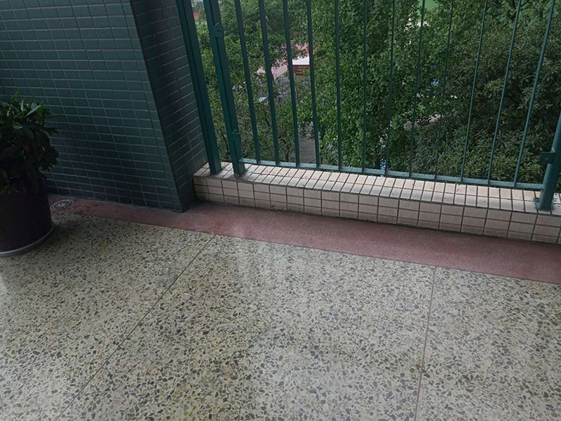 欄桿地磚修補(bǔ)維修：沿瓷磚四周邊緣清除嵌縫白水泥，小心地用小鑿子把破損的瓷磚清理干凈。又不想將四周瓷磚都換下，則可用裁玻璃的刀刻畫瓷磚的中間，將中間那部分瓷磚先鑿下來(lái)，然后用較鋒利的鋼鑿慢慢地將四周邊緣的碎瓷塊修理干凈。 2、瓷磚剝落后，底部的水泥砂漿將用鋼鑿子鑿開，而力不能太重，否則其他完好的瓦片就會(huì)破碎。除塵后，將水應(yīng)用于濕表面。 3、瓷磚瓷磚應(yīng)先浸濕，在瓷磚背面吹一層107膠泥后，，然后用力按壓，并檢查新貼的瓷磚是否與所有圓形瓷磚齊平。 4、新瓷磚的接縫應(yīng)該用白色的水泥漿糊填充，并在瓷磚表面去除多余的水泥漿。