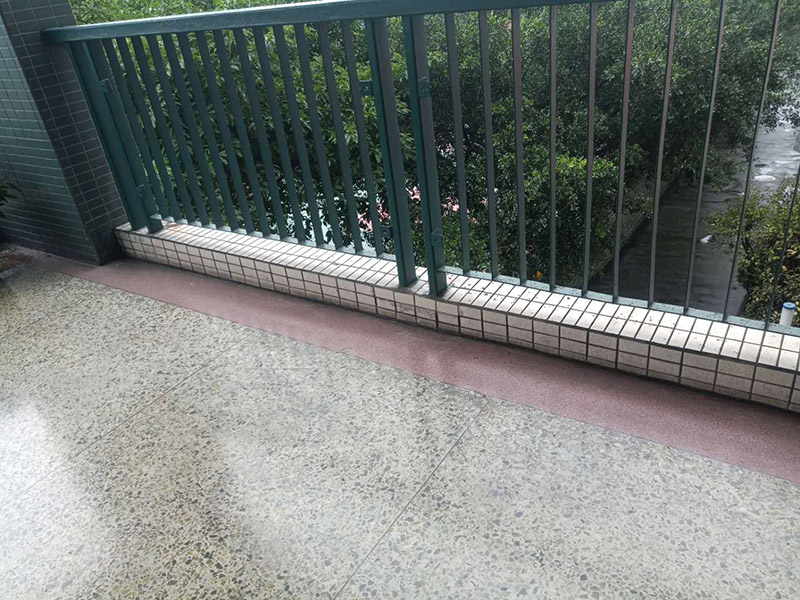 欄桿地磚修補(bǔ)維修：沿瓷磚四周邊緣清除嵌縫白水泥，小心地用小鑿子把破損的瓷磚清理干凈。又不想將四周瓷磚都換下，則可用裁玻璃的刀刻畫瓷磚的中間，將中間那部分瓷磚先鑿下來(lái)，然后用較鋒利的鋼鑿慢慢地將四周邊緣的碎瓷塊修理干凈。 2、瓷磚剝落后，底部的水泥砂漿將用鋼鑿子鑿開，而力不能太重，否則其他完好的瓦片就會(huì)破碎。除塵后，將水應(yīng)用于濕表面。 3、瓷磚瓷磚應(yīng)先浸濕，在瓷磚背面吹一層107膠泥后，，然后用力按壓，并檢查新貼的瓷磚是否與所有圓形瓷磚齊平。 4、新瓷磚的接縫應(yīng)該用白色的水泥漿糊填充，并在瓷磚表面去除多余的水泥漿。