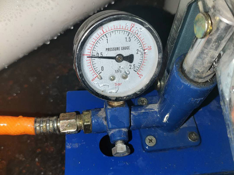 蹲便安裝,水管打壓維修:1、蹲便器的排污口和落水管的預(yù)留口涂上粘結(jié)劑或者膠泥。把蹲便器的排污口與落水管的預(yù)留口接駁好，校正蹲便器位置。砌磚固定蹲便器，要預(yù)留填碎石的缺口。 2、粘結(jié)劑干后，往蹲便器內(nèi)試沖水，觀察接口是否漏水。在地面和蹲便器之間填入碎石土，嚴(yán)禁真入水泥混凝土。用磚封閉缺口。在磚外面批水泥砂漿貼上瓷磚。 3、與蹲便器相配合安裝的沖水閥分為：手壓式?jīng)_水閥和腳踏式?jīng)_水閥。 4、與蹲便器相配合安裝的水箱，水箱安裝高度距離便器水圈1.8米，水壓要求0.14-0.55Mpa。