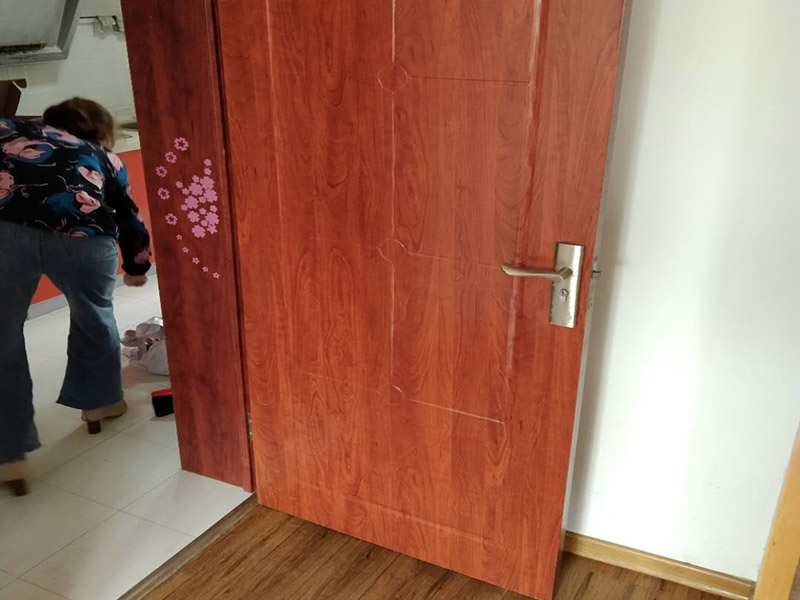 臥室木門維修:1.漆面表面劃傷用一只顏色與家具相同的普通的繪圖用蠟筆，在劃痕上劃一劃，使其與周邊漆面高度相同，再薄薄地涂上一層透明的清漆就可以了；2.油漆剝落修復，清漆家具表面小塊油漆剝落后可取同色廣告顏料涂補，再用清漆涂在表面，即完好如初3.裂縫填補用油灰和顏料拌勻后嵌入堵平，但要注意顏料要和原油灰的顏料、原油漆色彩一致，以防留下疤跡