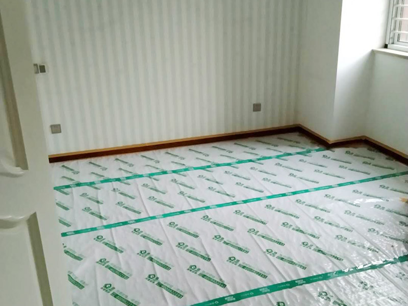 入戶門扇用公司統(tǒng)一的門貼進行全面包裹保護，用透明膠帶將保護膜粘貼牢固平整。 2、用標(biāo)準(zhǔn)保護膜將門框三面保護完整并固定牢固。 3、工程完工后拆除保護膜時如果有粘貼時的膠痕，應(yīng)用酒精或?qū)Ｓ玫那逦蹌┣宄z痕。