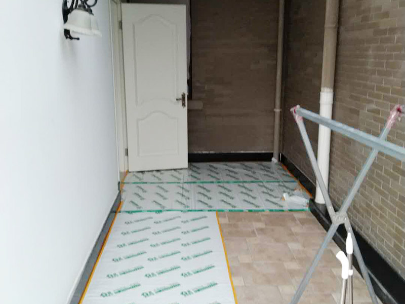 入戶門扇用公司統(tǒng)一的門貼進行全面包裹保護，用透明膠帶將保護膜粘貼牢固平整。 2、用標(biāo)準(zhǔn)保護膜將門框三面保護完整并固定牢固。 3、工程完工后拆除保護膜時如果有粘貼時的膠痕，應(yīng)用酒精或?qū)Ｓ玫那逦蹌┣宄z痕。