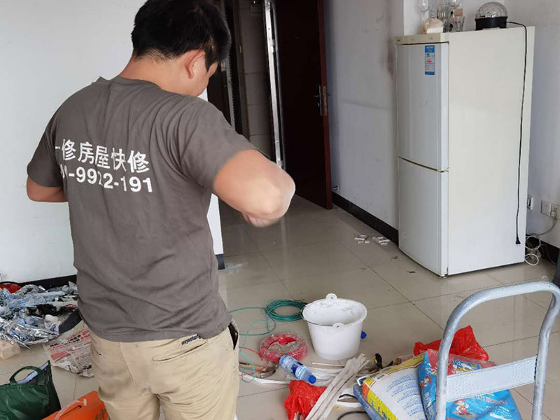 墻面打孔維修:1、 墻體打孔時(shí)要留心來(lái)回抽插，不要為了圖速度，留神干粉卡鉆。 2、墻體打孔時(shí)鉆頭一定要穩(wěn)，不要左搖右搖，因?yàn)槟銚u的一起，相當(dāng)于加大鉆頭的摩擦力。 3、不要想一炮終究，下壓時(shí)留心力度，難打時(shí)或下降緩慢時(shí)，一定要拔出鉆頭，調(diào)查是不是有磚頭芯斷在鉆頭內(nèi)。 4、沒(méi)有水管或水源時(shí)，最佳不要用把水加在鉆頭里再打這種方法鉆洞，因?yàn)橹恍枭倭康乃脑挘畷?huì)把粉末粘住，構(gòu)成稀泥。增加鉆頭的摩擦力，這時(shí)比干打或水打都艱難。 5、需要注意的是，在進(jìn)行打孔施工之前要找專業(yè)的打孔公司或人員，不夠?qū)I(yè)的技術(shù)人不僅可能對(duì)墻體造成損傷，有可能還會(huì)發(fā)生意外事故，對(duì)業(yè)主的利益造成威脅。而在鉆孔工費(fèi)計(jì)算的時(shí)候，也要與施工方溝通好各個(gè)細(xì)節(jié)，加強(qiáng)監(jiān)督以免遭成追悔莫及的情況。