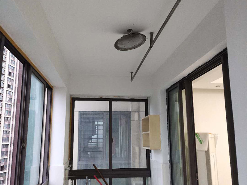 墻面粉刷翻新：在舊墻面上重新刷乳膠漆之前，一般先要對(duì)舊墻上的油污、浮灰、空鼓或裂紋等做處理，清除浮灰，鏟除起砂翹皮等部位，對(duì)油污的部位，應(yīng)先將原有涂層鏟除，不能鏟除應(yīng)徹底清洗干凈，墻面清理完畢，在用膩?zhàn)优蝺傻馈?墻面底漆很重要，特別對(duì)舊墻刷新來說，如果直接上面漆墻面容易起泡發(fā)霉，日照久了墻面顏色也容易出現(xiàn)變化。刷底漆時(shí)一定要注意刷勻，確保墻面每個(gè)地方都刷到。刷底漆時(shí)滾筒選擇也很重要，不好的滾筒涂刷效果較差，會(huì)直接影響到面漆效果。